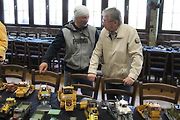 Zbyšek Beneš, který se přijel podívat na výstavu z Mostu diskutuje s autorem papírových modelů buldozerů Miroslavem Buřtem.