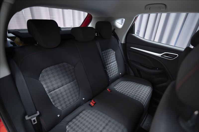 MG ZS 1,5 ESSENTIAL PLUS ZÁRUKA 2031 - fotka 12 z 41