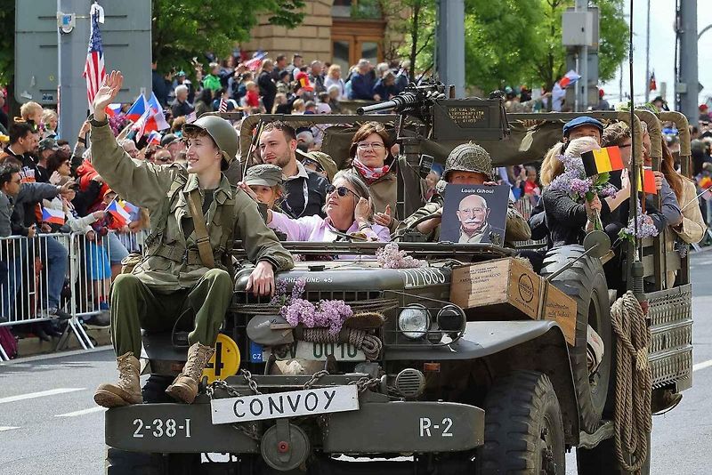Plzní projel Konvoj svobody. Stovky kusů historické vojenské techniky v neděli projely z Bor do centra města. Ulice lemovaly tisíce diváků.