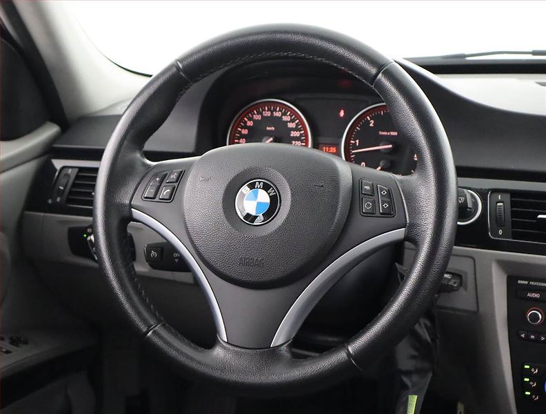 BMW Řada 3 (2011) 330 d xDrive, 4X4, Automat - fotka 16 z 20
