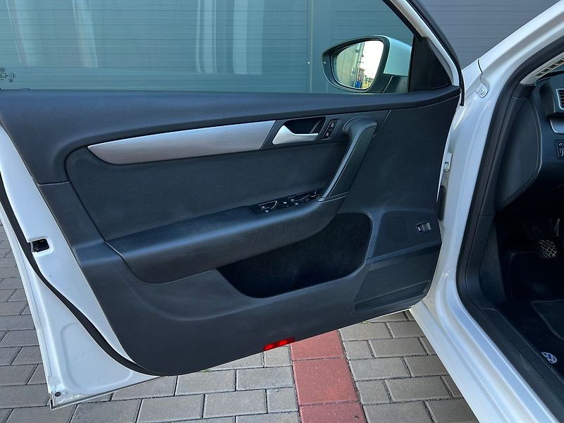 Volkswagen Passat TDI-ALU-NAVI-PLNÝ SERVIS - fotka 12 z 45