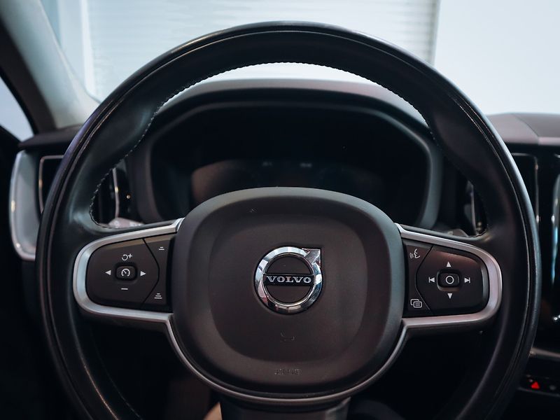 Volvo XC60 B4 AWD Momentum Pro - fotka 17 z 28