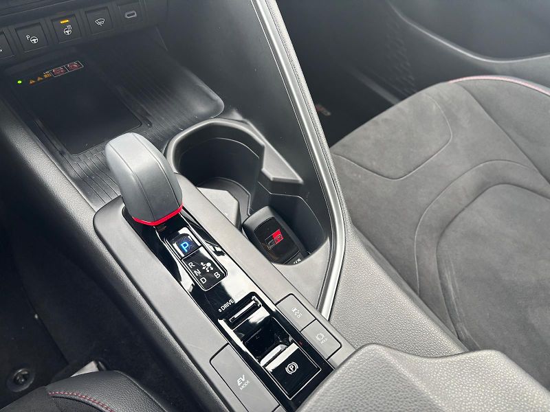 Toyota C-HR 2,0 HEV e-CVT GR Sport - fotka 22 z 30