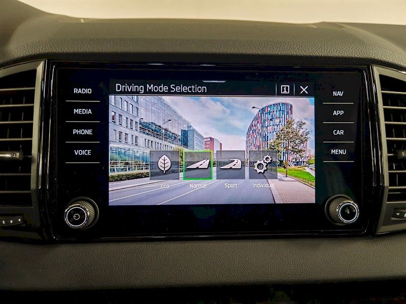 Škoda Karoq (2025) 1.5 TSI 110 kW DSG Sportline - fotka 12 z 32