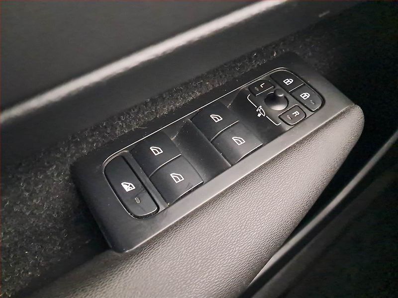 Volvo XC40 (2019) Momentum D3 AWD - fotka 17 z 18