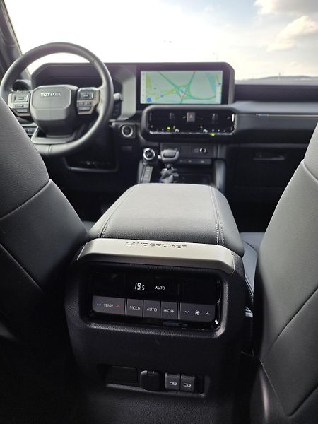 Toyota Land Cruiser 2.8-INVINCIBLE-ZÁRUKA-DPH - fotka 60 z 77