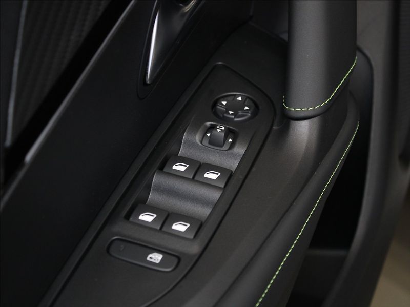 Peugeot 2008 1,2 Hybrid GT Alcant.NOVÝ VŮZ - fotka 17 z 26