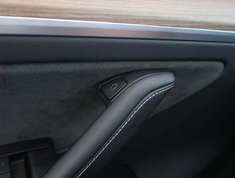 Tesla Model Y (2024) Standard LFP 64kWh, digi klima - fotka 22 z 33