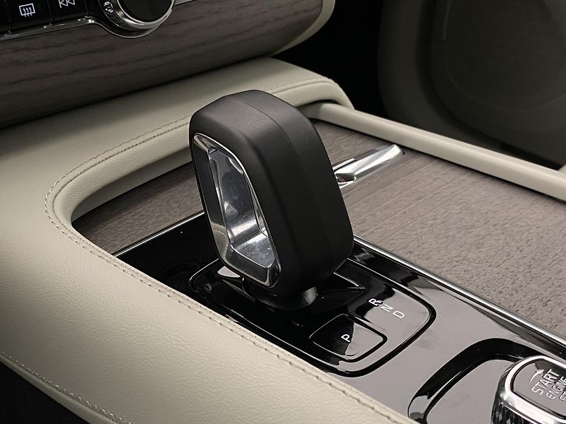 Volvo XC90 B5 AWD CORE AUT REZERVACE - fotka 28 z 58