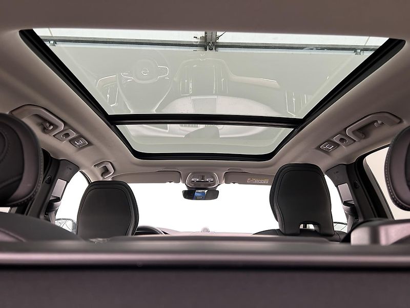 Volvo XC60 2.0 B4 4x4 ULTIMATE - fotka 29 z 33