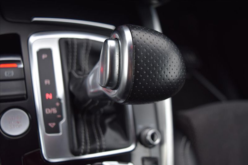 Audi Q5 3,0 V6 180KW S-LINE AUTOMAT - fotka 52 z 57