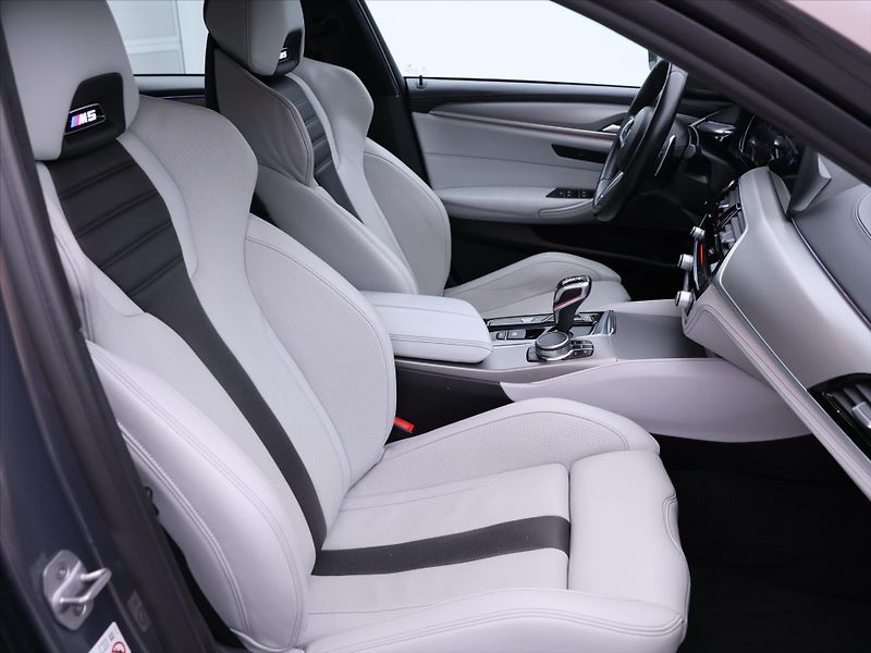 BMW M5 4,4 V8 441kW xDrive Individual - fotka 13 z 46