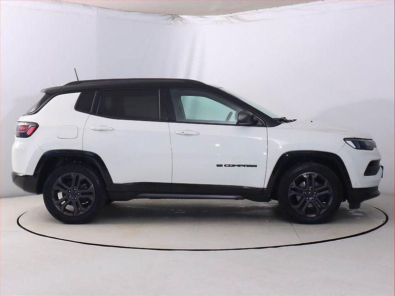 Jeep Compass (2022) 1.3 T-GDI, Automat, Serv.kniha - fotka 6 z 23