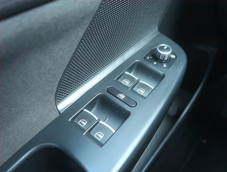 Volkswagen Golf (2012) Highline 1.6 TDI, Automat - fotka 15 z 16