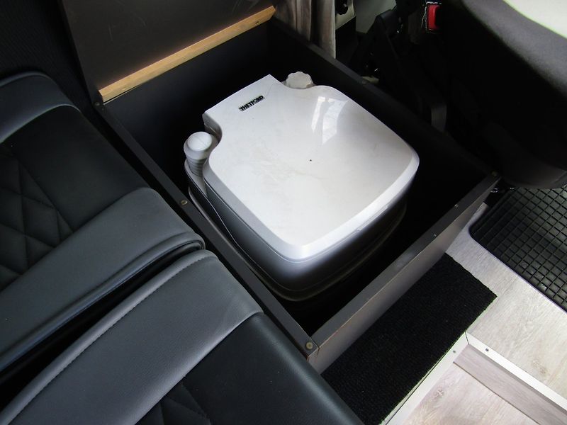 Peugeot Ostatní (2014) 2.2 HDI 96kW OBYTNÁ VESTAVBA - fotka 22 z 33