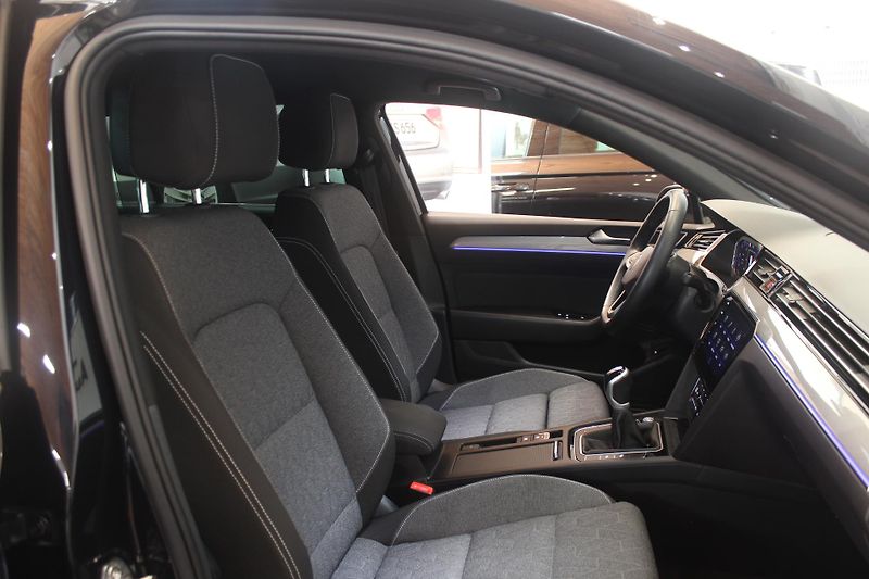 Volkswagen Passat (2023) 2.0TDI R-Line Paket Nez.Topení - fotka 23 z 41
