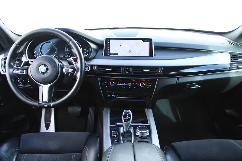 BMW X5 xDrive 30d 190kW M PAKET ČR - fotka 13 z 28