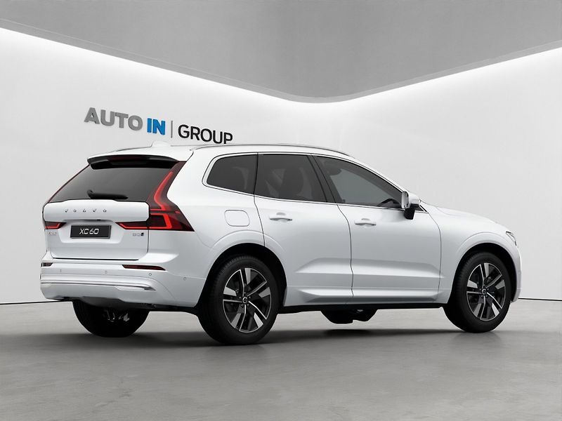 Volvo XC60 (2026) PLUS B5 4X4, Adapt.světlo., AC - fotka 4 z 8