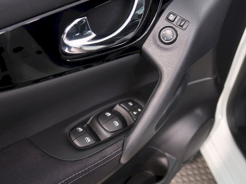 Nissan Qashqai (2021) 1.3DiG-T 103KW TAŽNÉ 360*CAMER - fotka 28 z 33