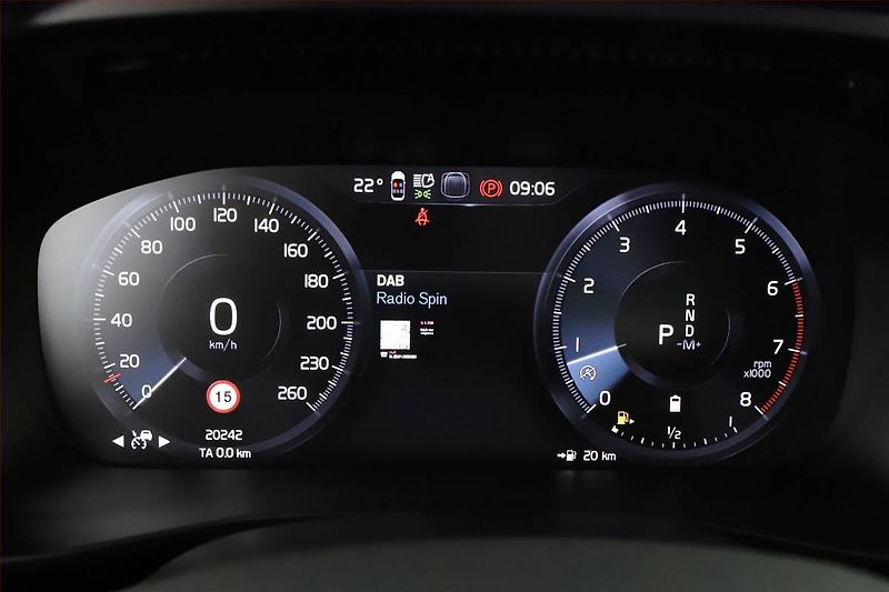 Volvo XC40 (2021) B4 AWD - fotka 9 z 20