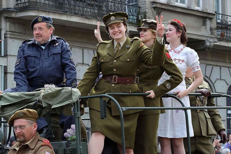 Plzní projel Konvoj svobody. Stovky kusů historické vojenské techniky v neděli projely z Bor do centra města. Ulice lemovaly tisíce diváků.