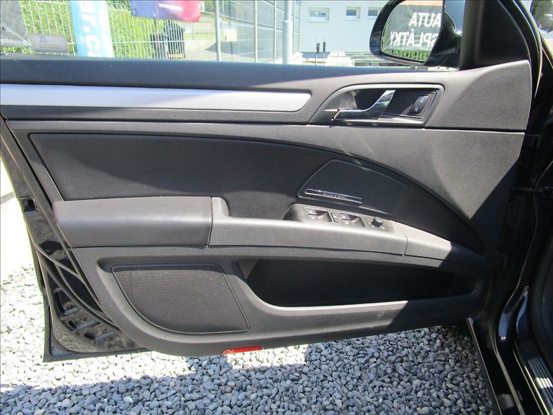Škoda Superb Combi 2.0TDi 125kW Elegance - fotka 14 z 43