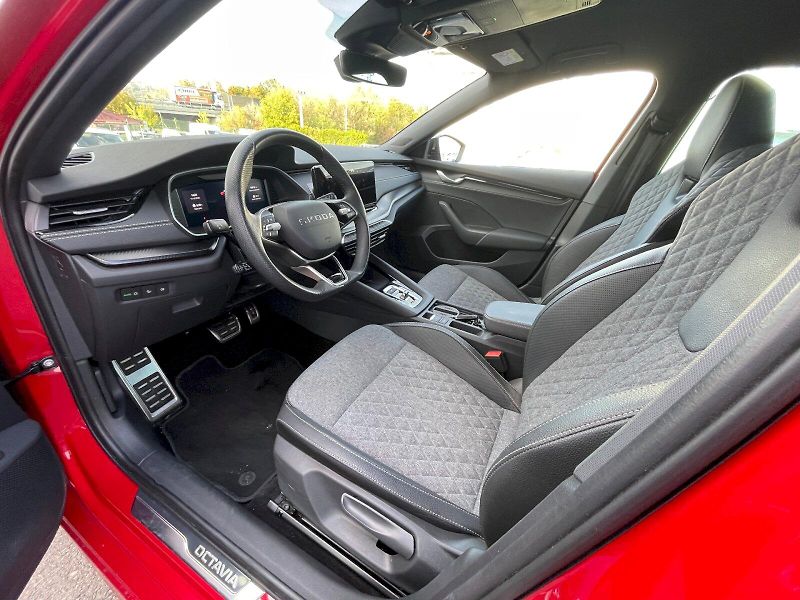 Škoda Octavia (2025) COMBI SPORTLINE 1,5 TSI M-HEV - fotka 21 z 50