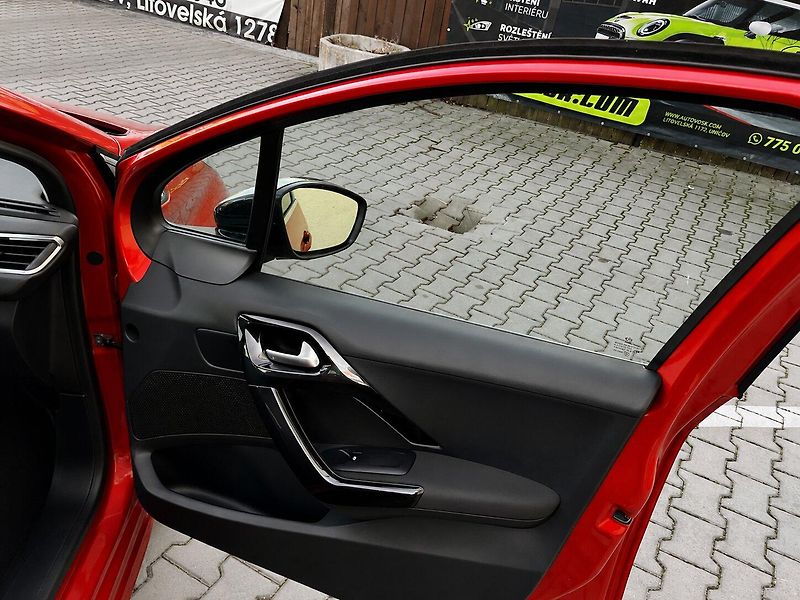 Peugeot 208 1,2I (81Kw)*MÁLO NAJETO* - fotka 15 z 15