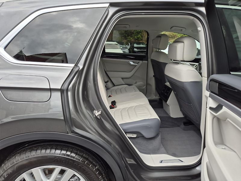 Volkswagen Touareg 3,0TDi 170kw 4x4 DSG TZ 19ALU - fotka 15 z 43