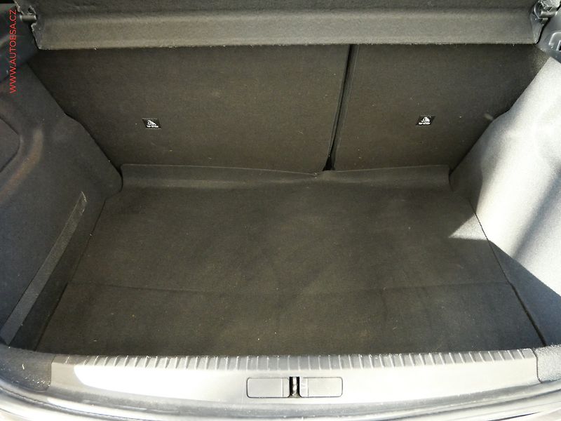 Peugeot 208 (2019) 1.2 PT, Allure, AT, kamera - fotka 7 z 19