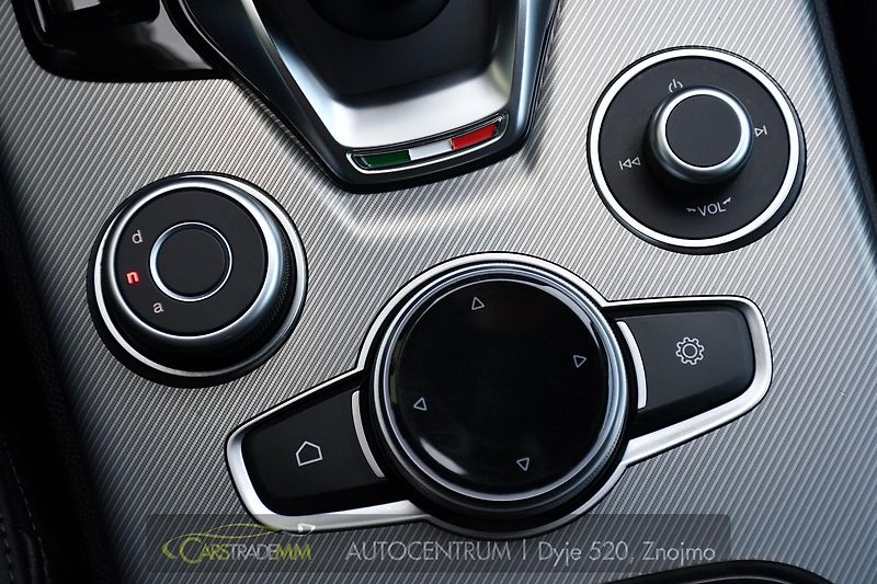 Alfa Romeo Stelvio 2,2 D 16V 210k Veloce AT8-Q4 - fotka 34 z 55