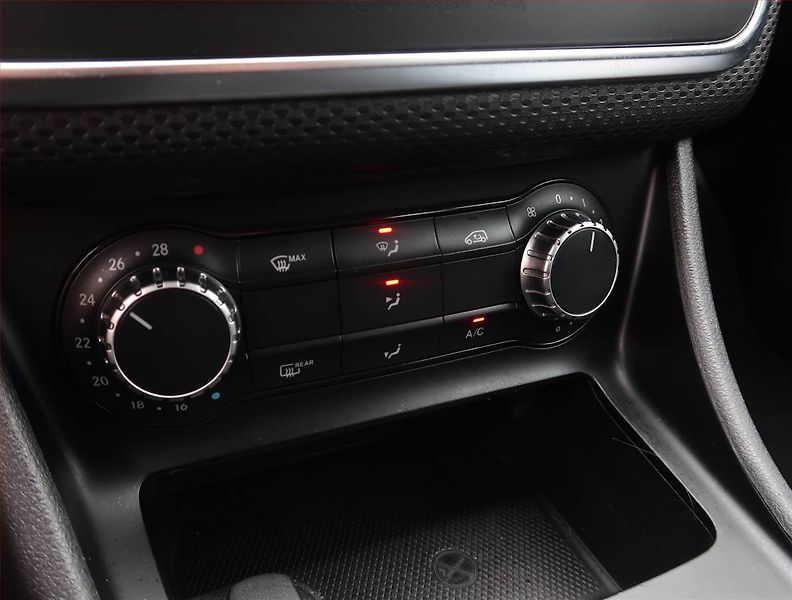 Mercedes-Benz Třídy A (2015) A 180 d, Park. senzory - fotka 16 z 18