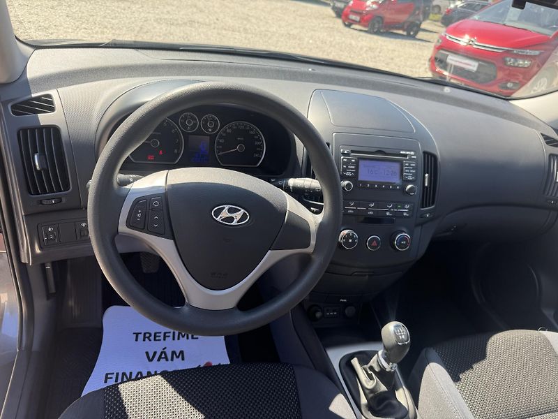 Hyundai i30 (2011) 1.4 CW,2 SADY KOL - fotka 15 z 31