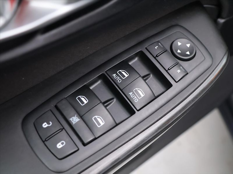 Jeep Cherokee 2,0 CRDI 125kW Aut. 4x4 - fotka 14 z 31