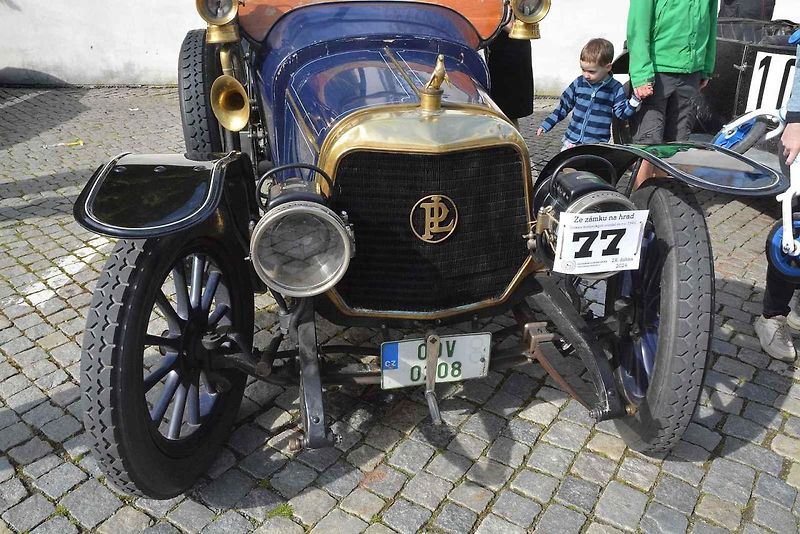 Stovka nablýskaných motocyklů a automobilů předválečné a meziválečné éry vyrazila v neděli z Horního náměstí v Přerově na spanilou jízdu regionem. Nejstarší účastnicí byla osmaosmdesátiletá Libuše Šulcová, která na trasu vyrazila na motocyklu BSA 770 se s