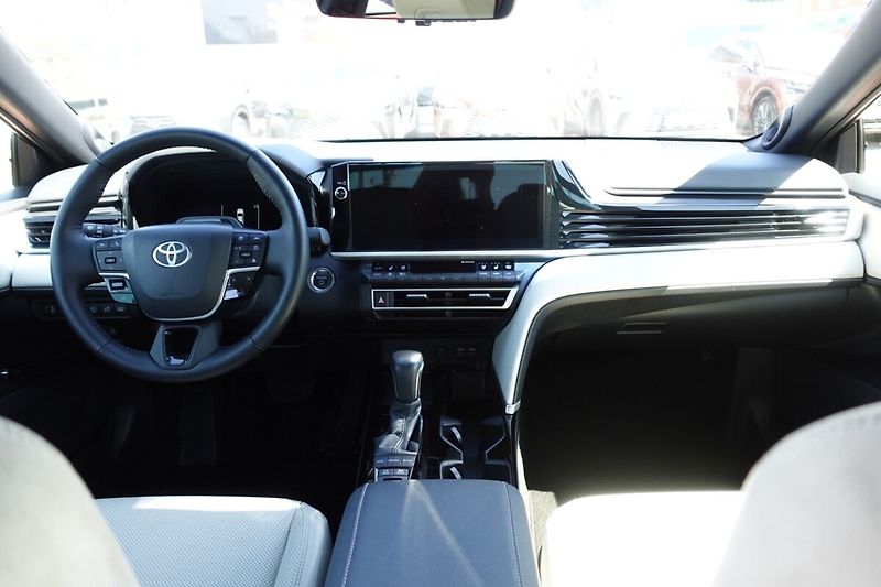 Toyota Camry 2,5 HEV Executive - fotka 18 z 36