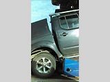 Fotografie poškozeného Nissanu Navara.