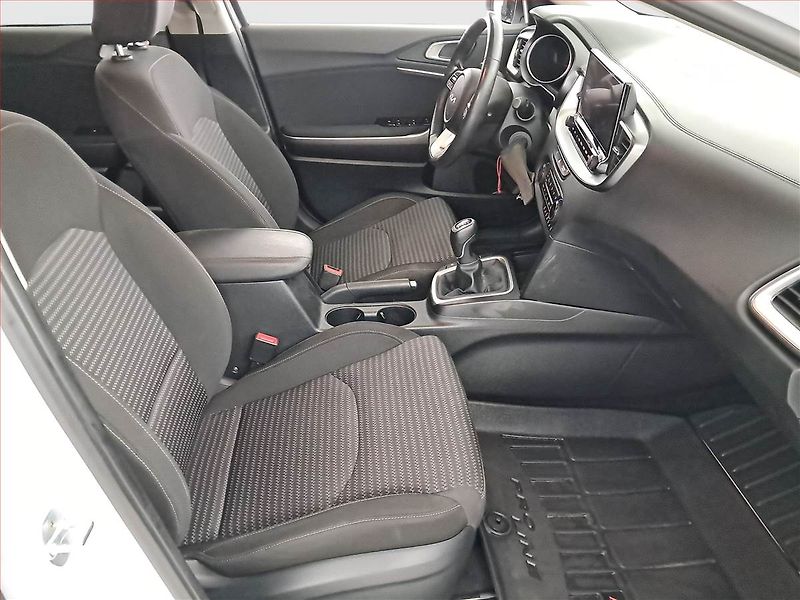 Kia Ceed (2023) Top 1.5 T-GDI - fotka 9 z 17