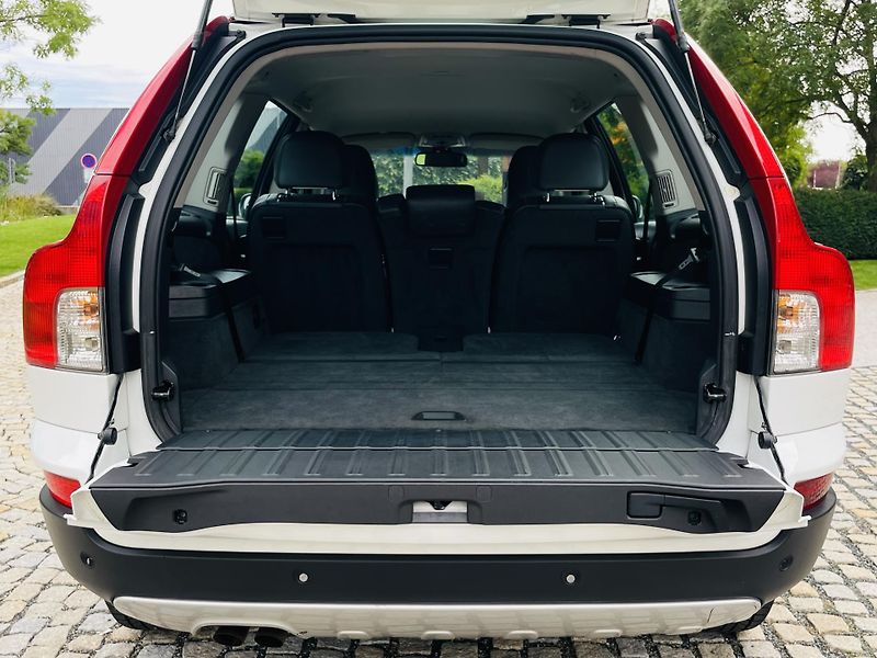 Volvo XC90 2.4D5 4x4 AUT VÝHŘEV SENZORY - fotka 19 z 40