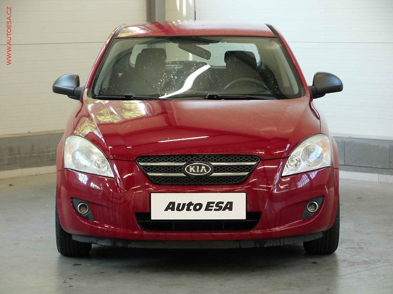 Kia Ceed (2009) 1.4i, ČR, AC - fotka 2 z 19