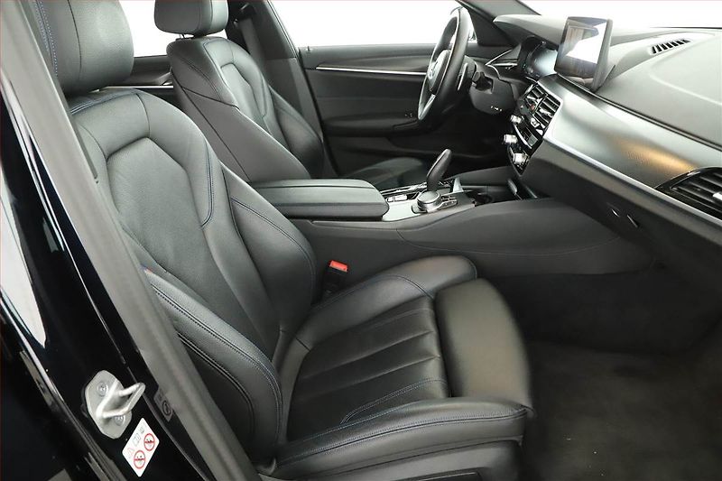 BMW Řada 5 (2022) M Sport 530d xDrive - fotka 7 z 21