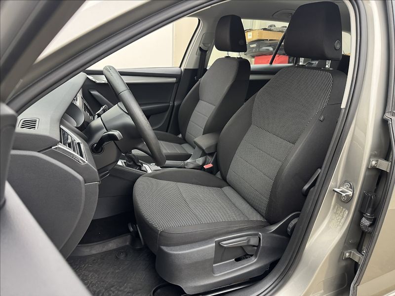 Škoda Octavia 1,6 TDi DPH KLIMA SENZORY ČR - fotka 23 z 30