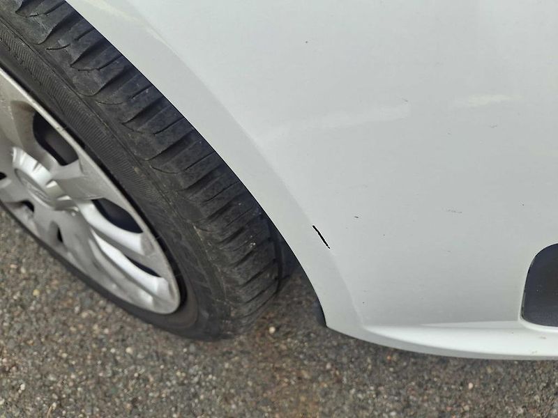 Ford Fiesta 1,2 - fotka 9 z 27