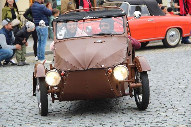 Automobiloví a motocykloví veteráni se rozloučili s letošní sezonou. Start spanilé jízdy Přerovskem byl na náměstí v Lipníku. Neděle 2. září 2023