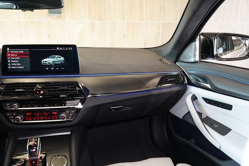 BMW M5 Competition xDrive, B&W, HUD - fotka 47 z 47