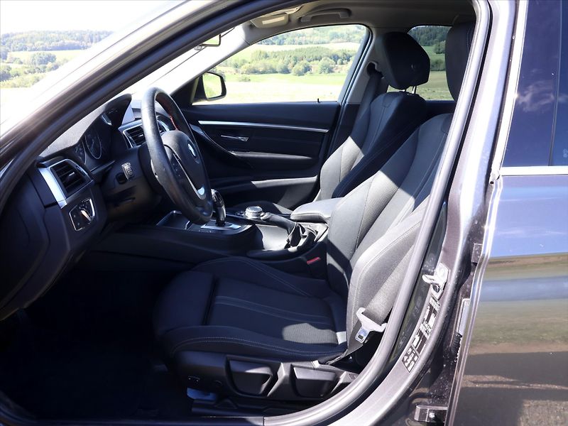 BMW Řada 3 2,0 320d xDrive 140kW Sport - fotka 12 z 32