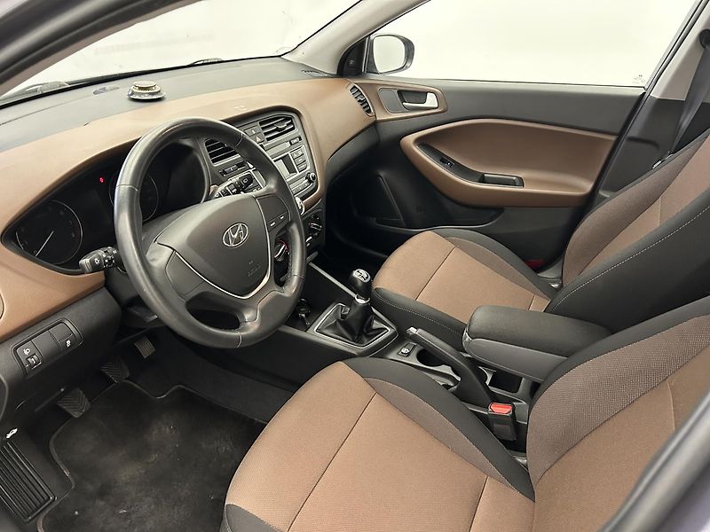 Hyundai i20 1.2 i Comfort - fotka 6 z 21