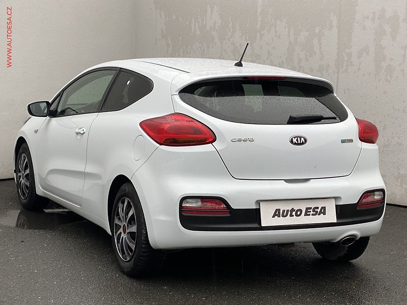Kia Ceed (2015) 1.4 i, Style, TZ,  výhřev sed - fotka 6 z 14