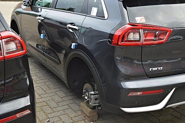 V nizozemském autosalonu Kia někdo z vozů ukradl 56 kol.