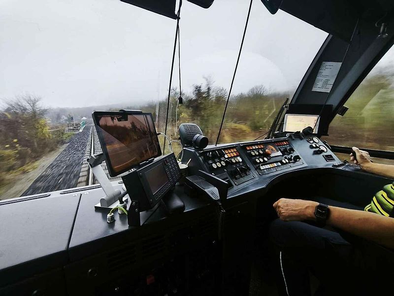 Díky tabletu a online kamerovému systému už kilometr před přejezdem strojvedoucí vidí, co se na něm děje..